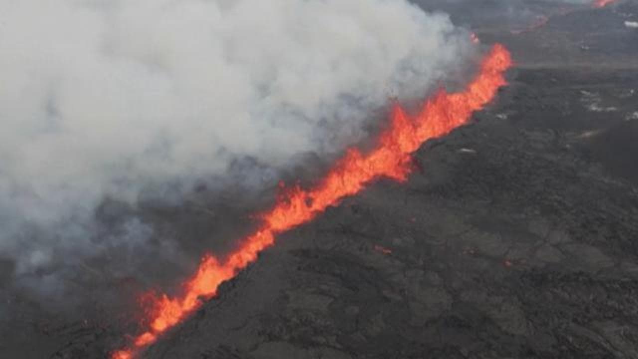 Un "muro" di lava alto 50 metri e lungo un chilometro: le incredibili immagini dell'eruzione del vulcano in Islanda