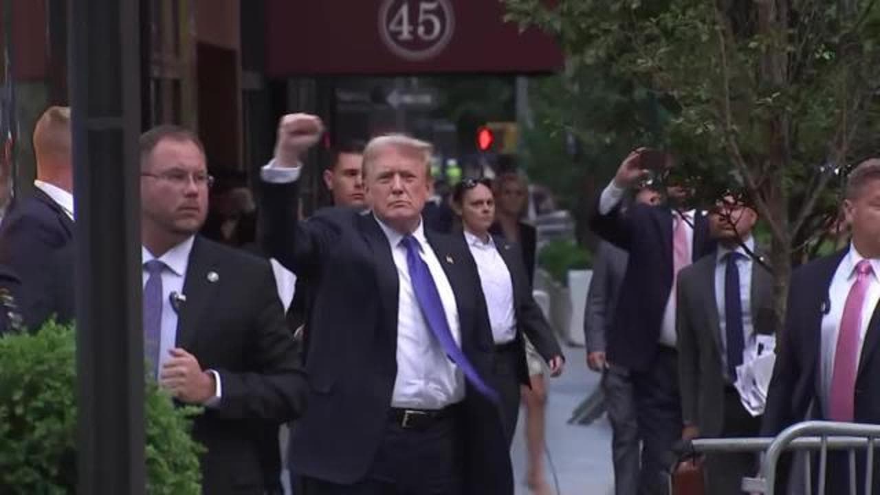 Trump condannato, il tycoon mostra il pugno con il braccio alzato ai sostenitori