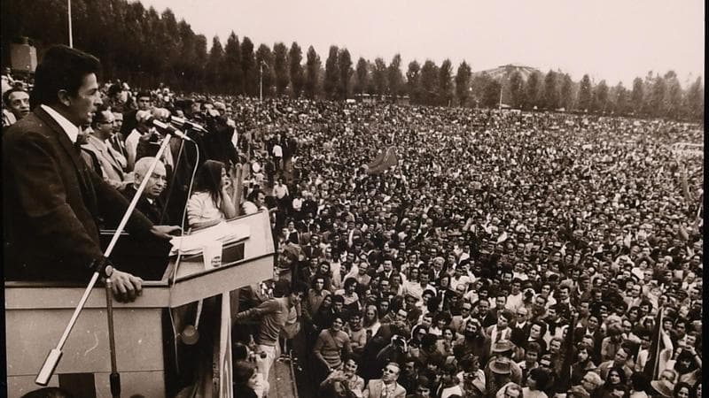 Enrico Berlinguer, scomparso a 62 anni l’11 giugno 1984, alla Festa dell’Unità di Torino nel 1971, con Maria in prima fila. Per accedere ai suoi scritti e non solo si può consultare il sito EB.it, fondato da Pierpaolo Farina (enricoberlinguer.it)