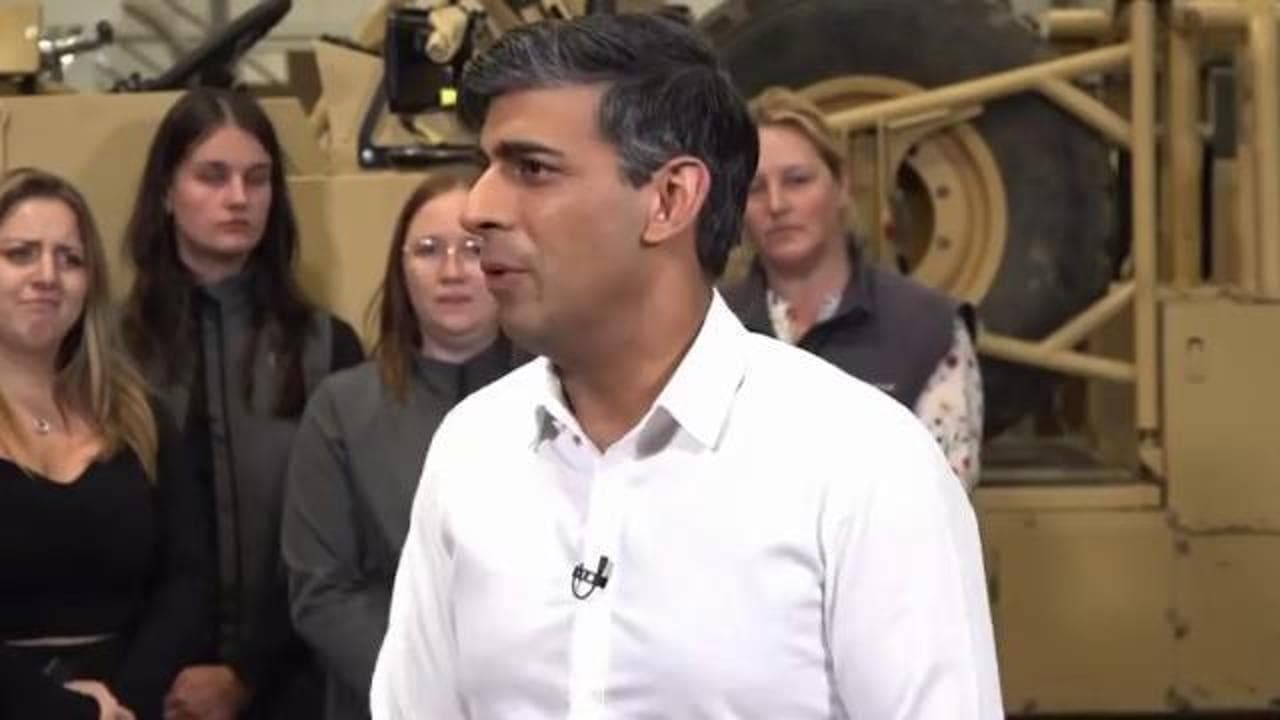 Gb, Sunak sbeffeggiato in tv: spettatrice fa le smorfie alle spalle del premier durante il discorso. Le immagini