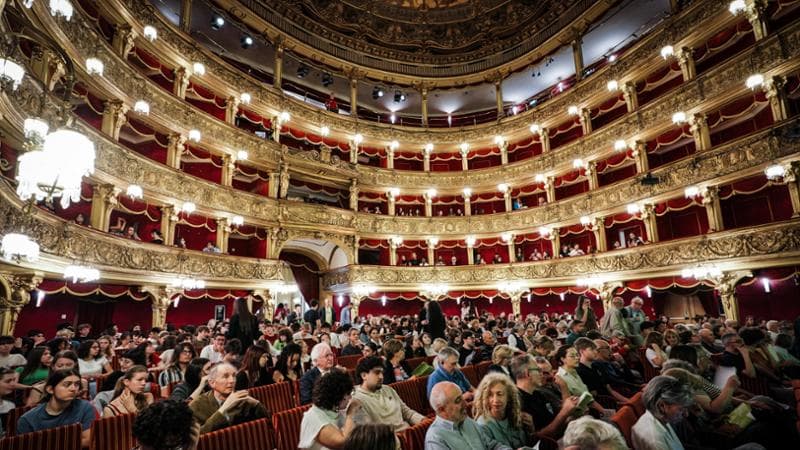 Il pubblico al Teatro Carignano a Torino, per l'inaugurazione del Festival Internazionale dell'Economia a Torino