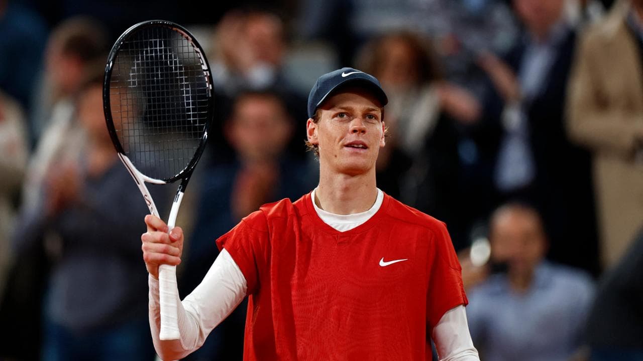 Jannik Sinner soddisfatto dopo la vittoria su Kotov