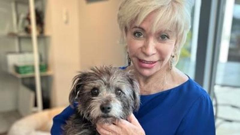 Isabel Allende con la sua cagnolina Perla