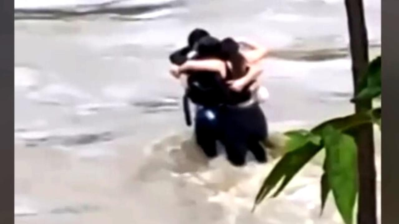 Maltempo in Friuli, l'abbraccio dei tre ragazzi dispersi nella piena del Natisone