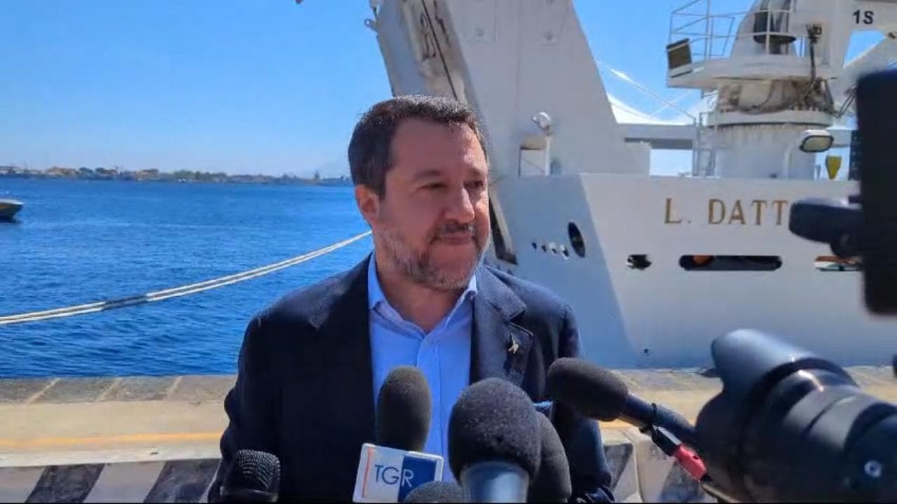 Salvini a Messina sulla nave della Guardia costiera assediato dai No Tav: duello a distanza con Schlein sul ponte