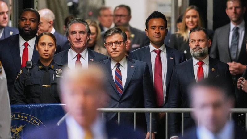 14 maggio, tribunale di Manhattan: a un'udienza del processo contro Donald Trump sfilano alcuni suoi sostenitori: in molti aspirano a candidarsi alla vicepresidenza. Da sinistra: Byron Donalds, Doug Burgum, Mike Johnson (speaker della Camera dei Rappresentanti), Vivek Ramaswany, Cory Mills. Foto CURTIS MEANS/POOL/AFP via Getty Images