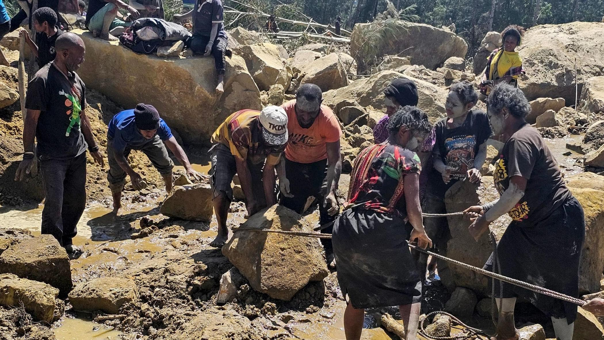 Papua Yeni Gine'de heyelan nedeniyle 670 kişi toprak altında kaldı