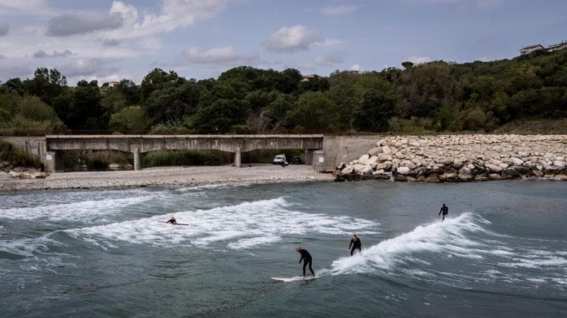 Surfisti nella baia di Punta Acquabella  in contrada San Donato, Ortona, dal 2007 riserva naturale.