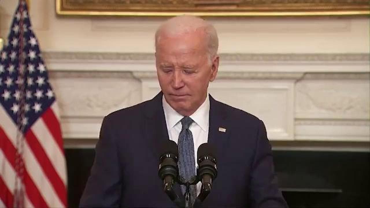 Stati  Uniti, il sorrisino di Biden alla domanda su Trump è già un meme sui social
