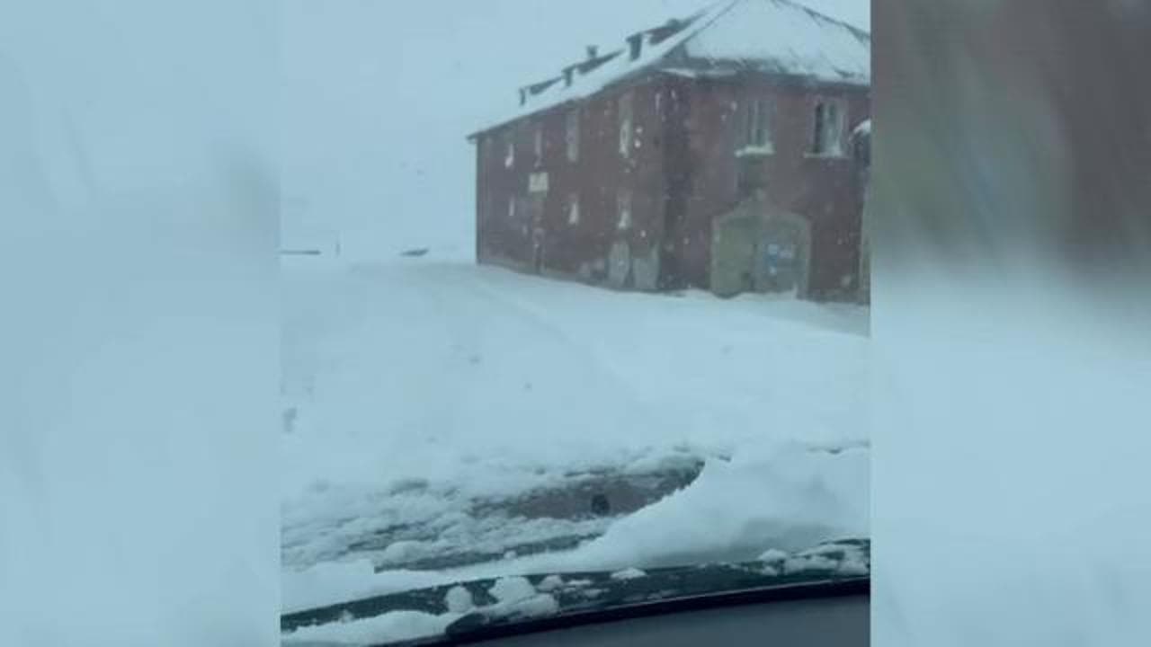 Il passo dello Stelvio sepolto dalla neve: precipitazioni tra i 60 centimetri e il metro, spazzaneve di nuovo al lavoro