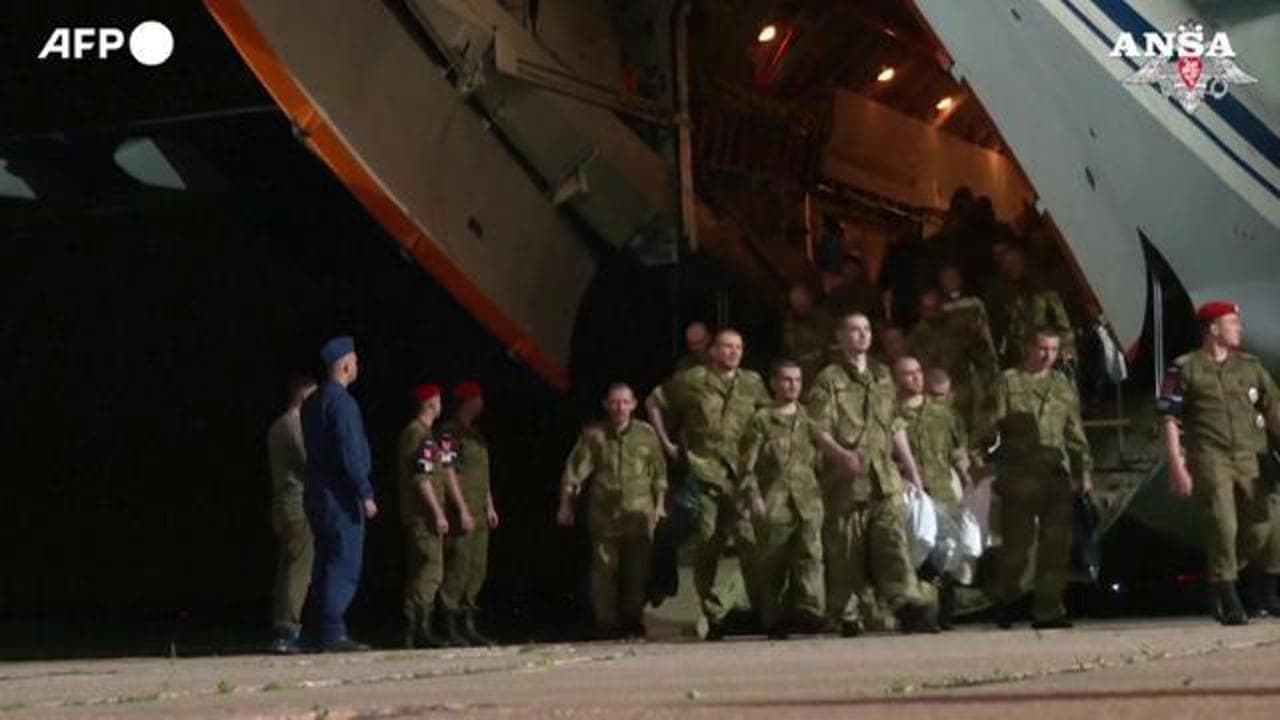 Scambio di prigionieri con l'Ucraina: i militari russi liberati arrivano a Mosca