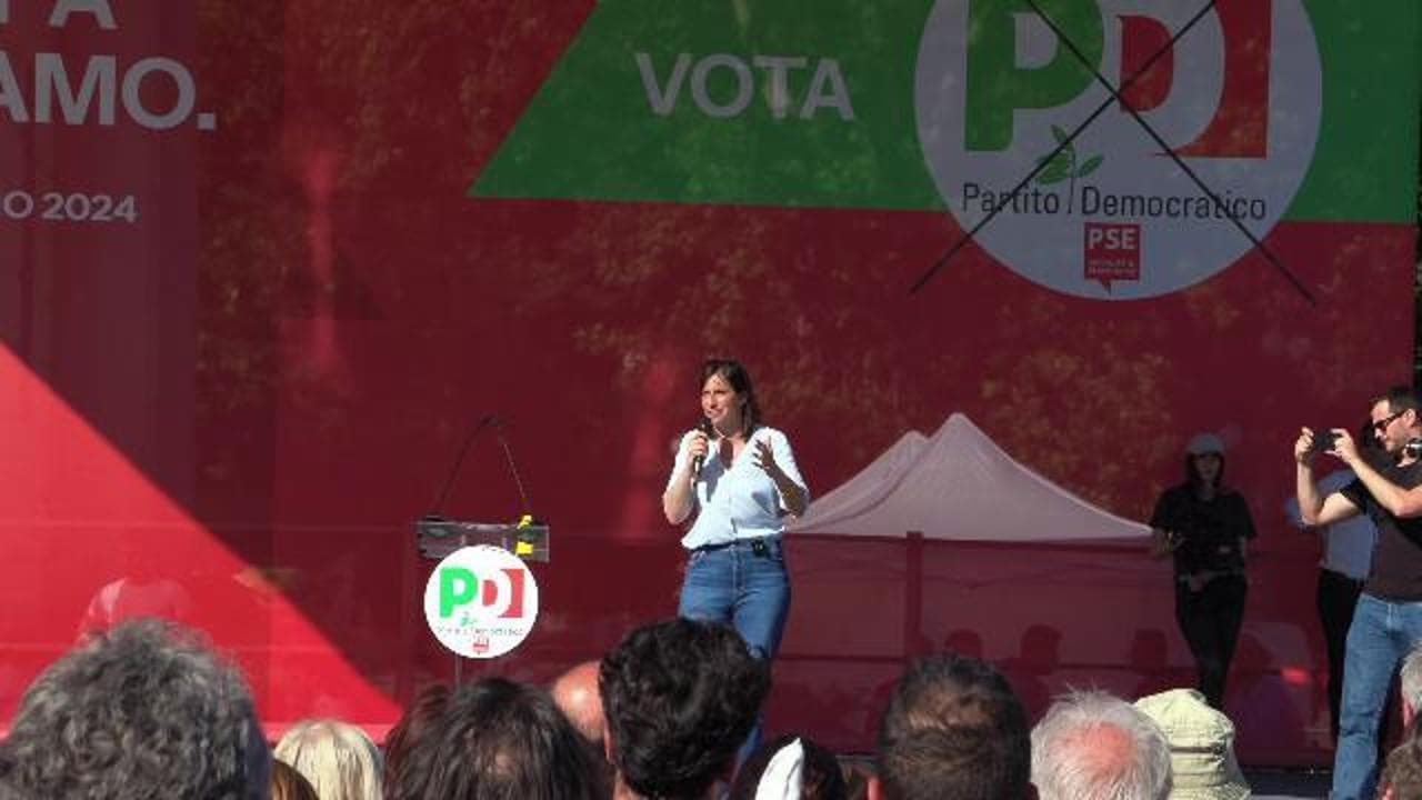 Schlein dal palco di Milano: "Orgogliosi della nostra identità antifascista"