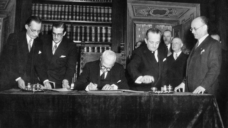 Enrico De Nicola firma la Costituzione: a sinistra Alcide De Gasperi e ultimo a destra Umberto Terracini