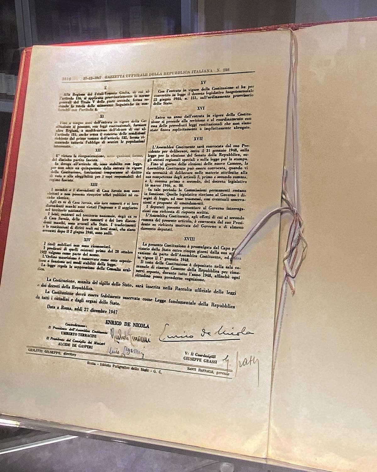 La Costituzione conservata a Lecce. Si differenzia dalle altre perché la firma di Giuseppe Grassi è in basso a destra e non a sinistra