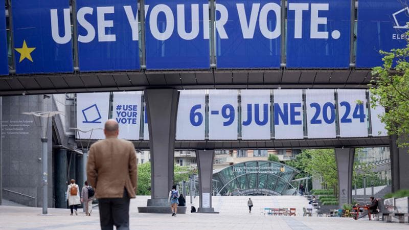 Bruxelles, la scritta "usa il tuo voto" sull'edificio del Parlamento europeo