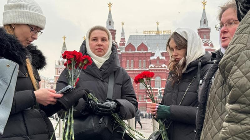 Russia, Putin contro l’organizzazione delle mogli dei soldati che combattono in Ucraina: “Danno un’immagine negativa del Paese”