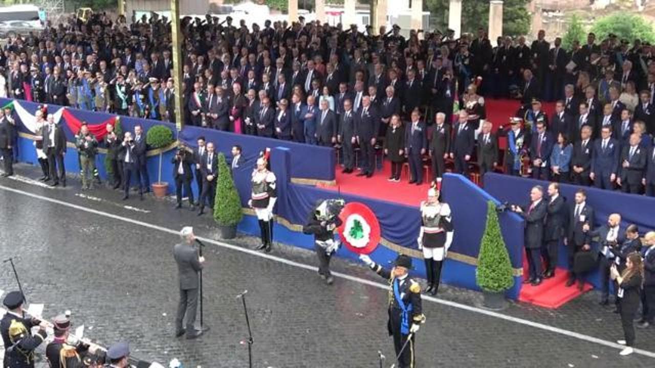 2 Giugno, Claudio Baglioni canta l'Inno di Mameli davanti a Mattarella
