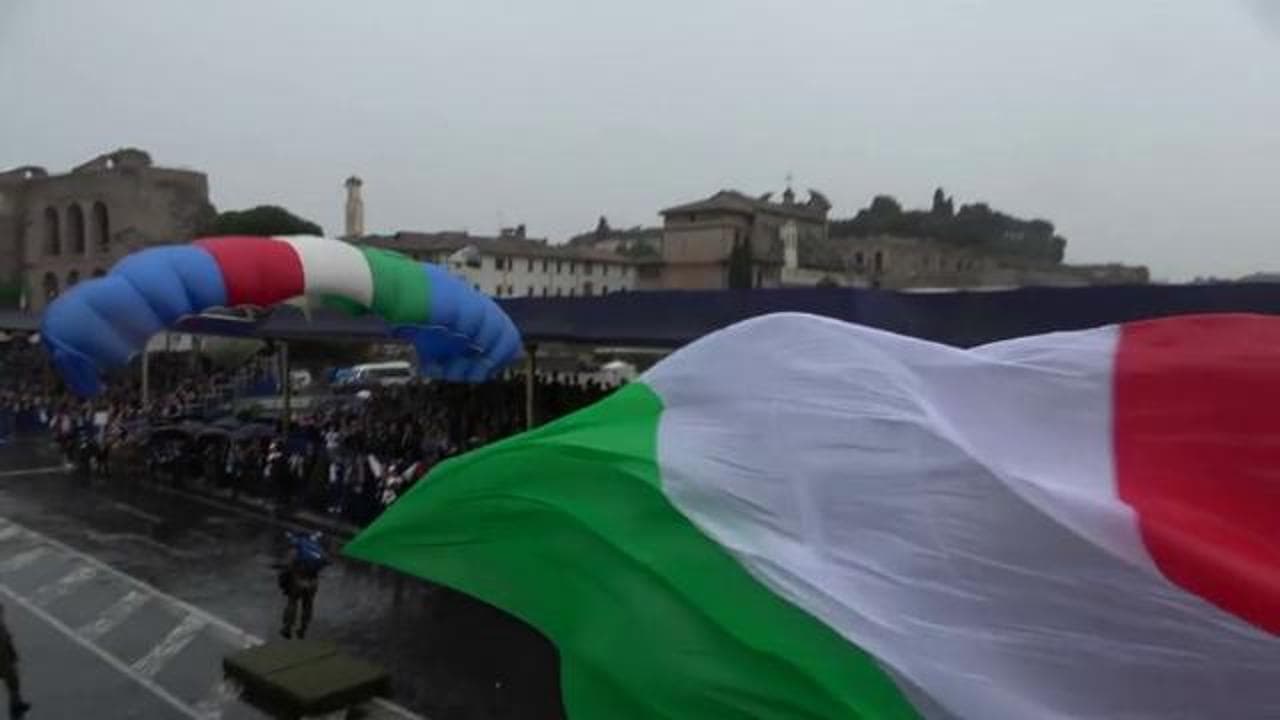 2 Giugno, il tricolore gigante arriva dal cielo con i paracadutisti della Folgore