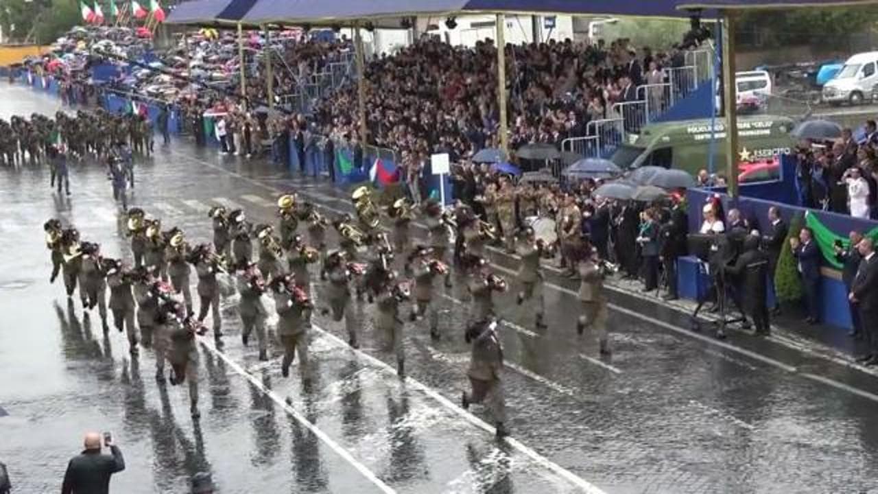 2 Giugno, l'arrivo della fanfara dei bersaglieri chiude la parata