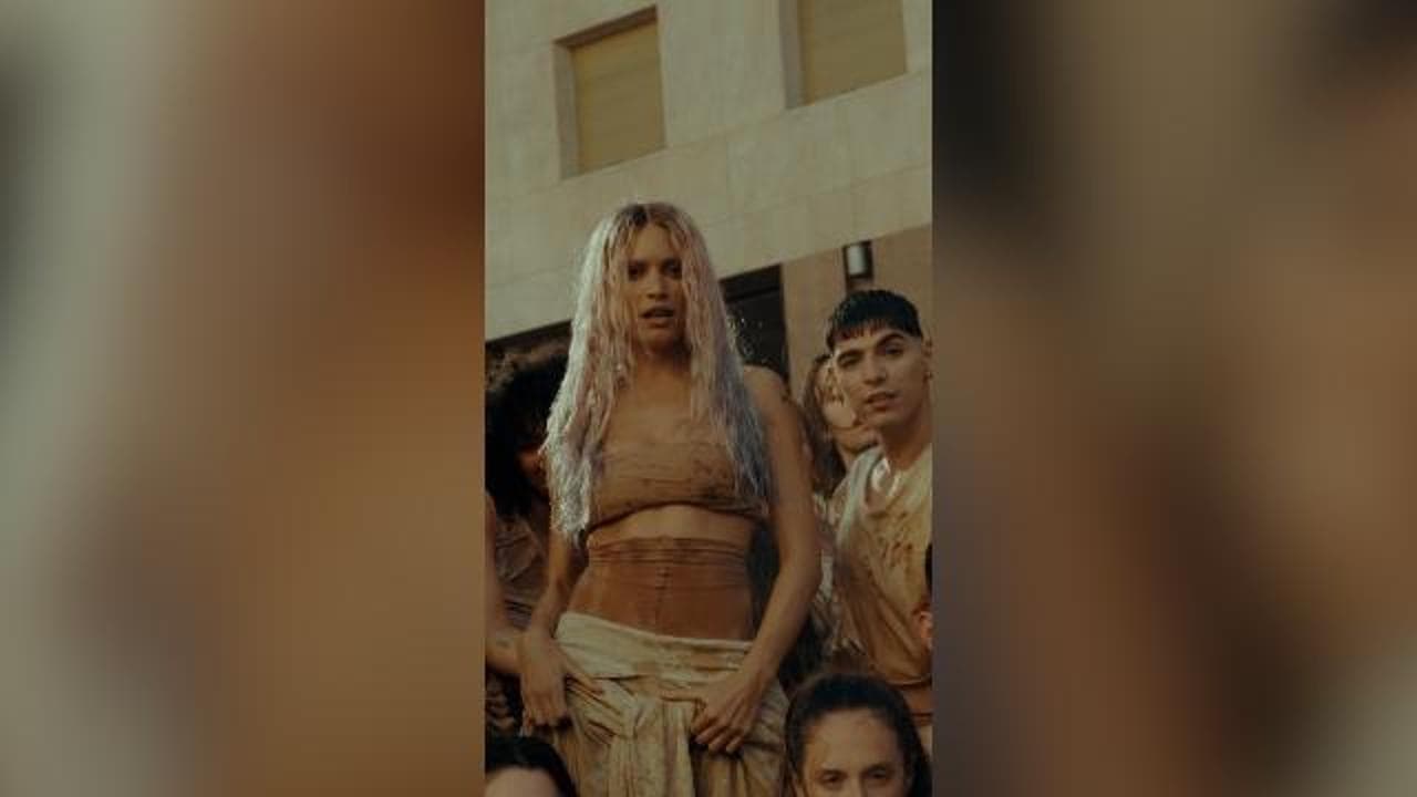Elodie, il balletto a sorpresa a Milano nella fontana di piazza San Babila