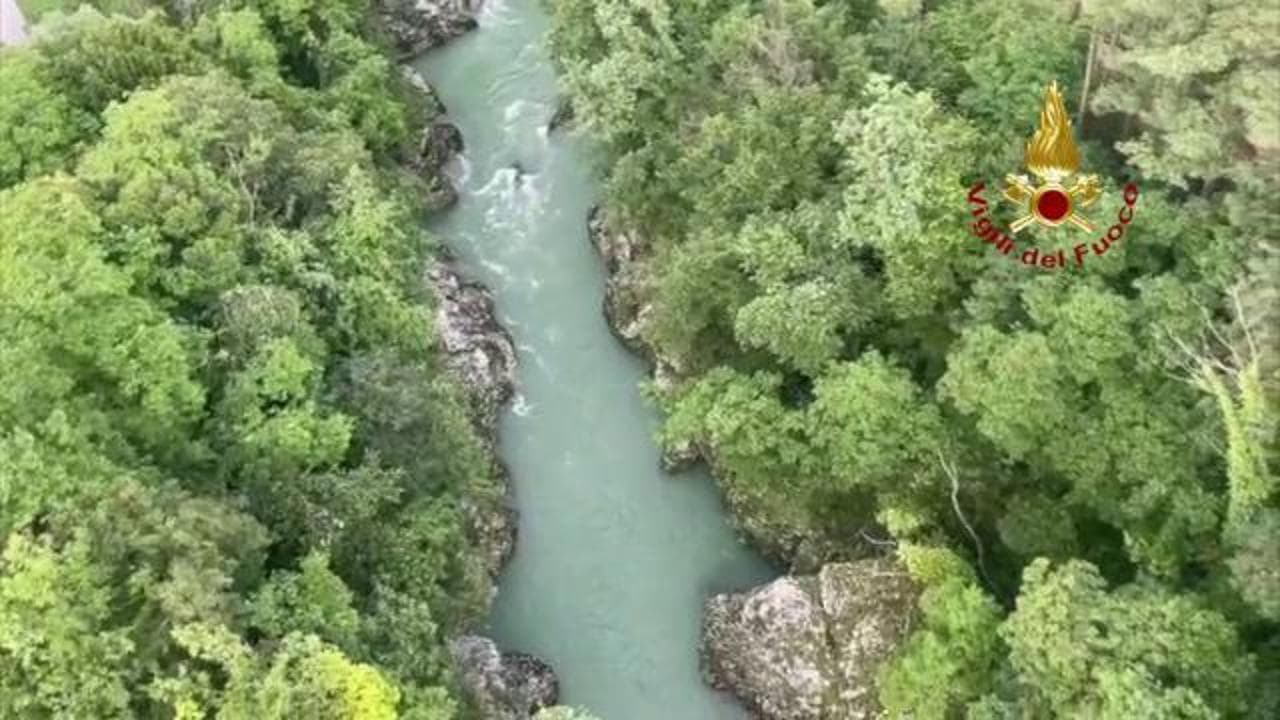 Tragedia del Natisone: si cerca ancora il terzo disperso, le immagini dall'elicottero