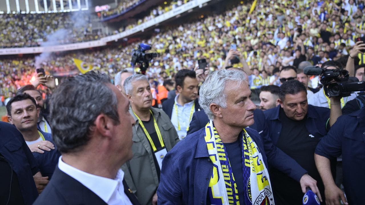 Mourinho presentato come un re nello stadio del Fenerbahce: tifosi impazziti per il tecnico portoghese