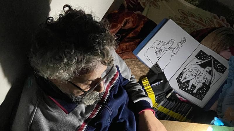 Maisara, l’artista palestinese che ogni notte disegna l’orrore della guerra a Gaza