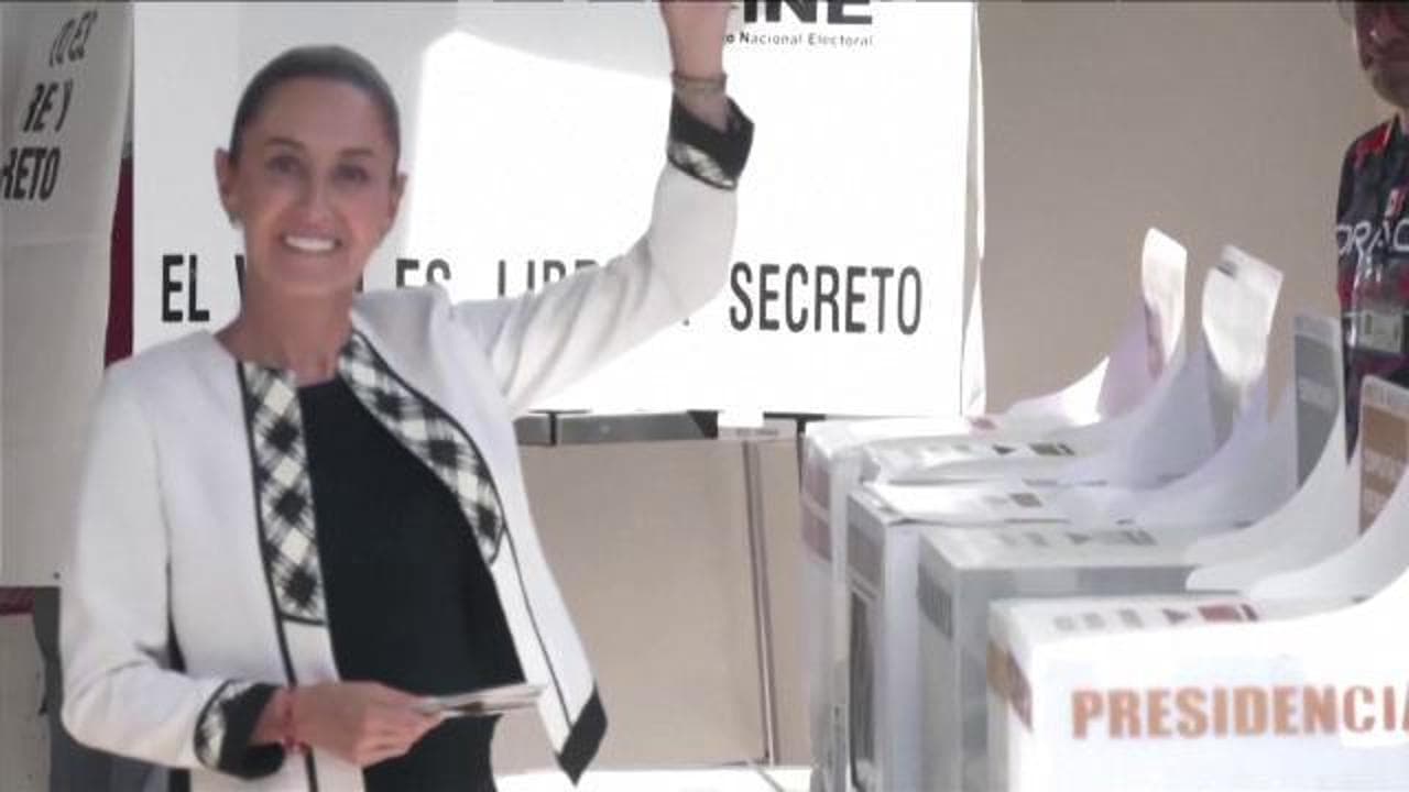 Messico, Claudia Sheinbaum sarà la prima presidente donna del Messico. Il bagno di folla al seggio