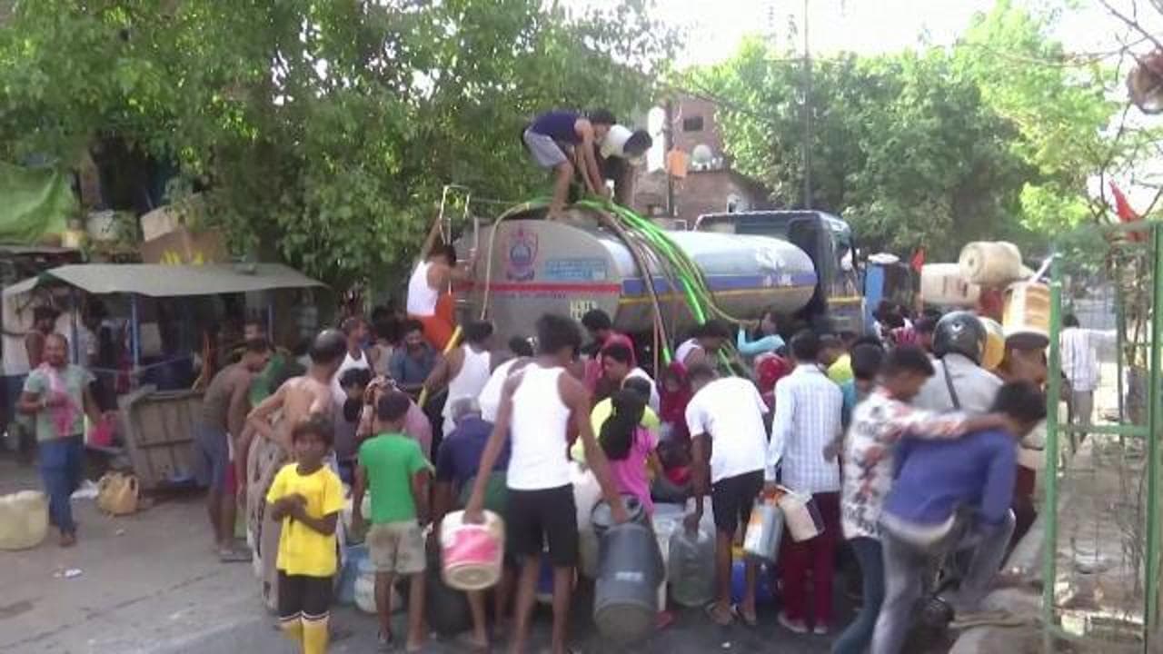 India, lunghe code e assedio alle autobotti a Delhi. Continua la crisi idrica per caldo e siccità