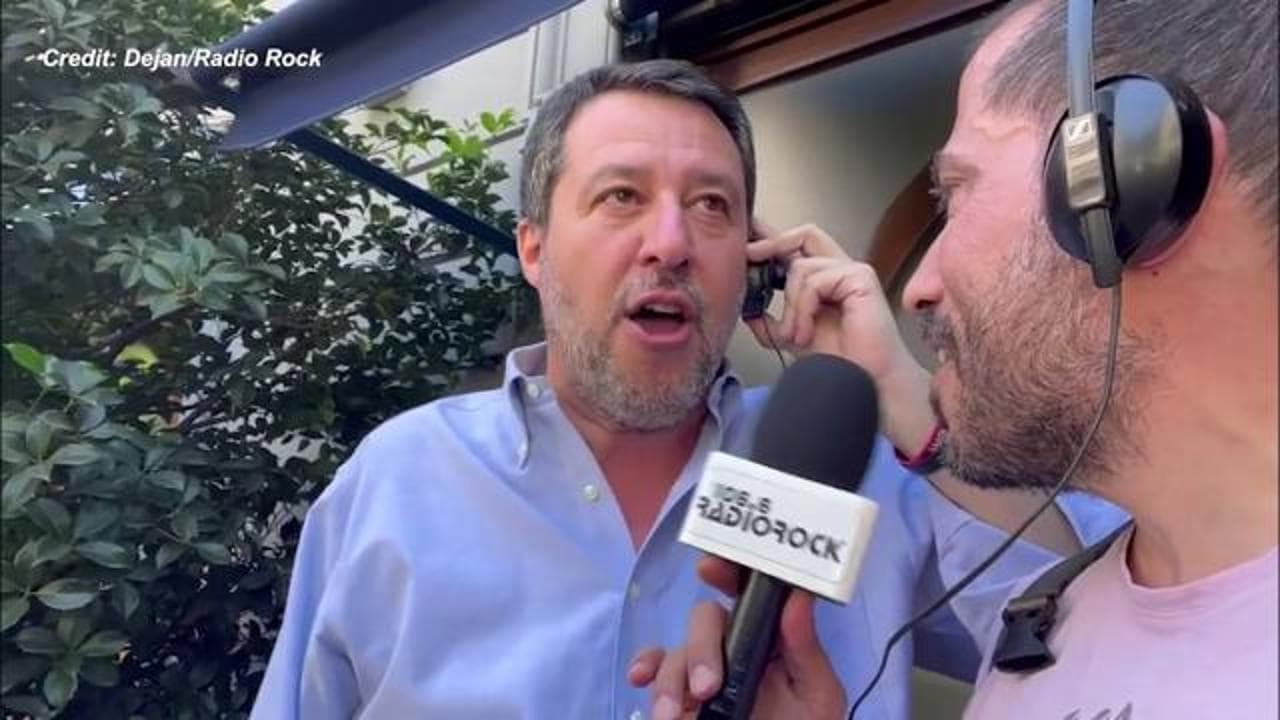 Matteo Salvini canta "Generale": la dedica non è solo per Vannacci