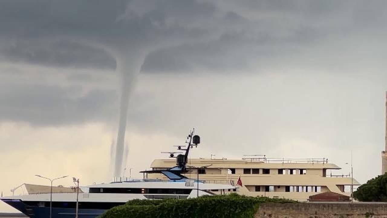 Livorno, tromba marina a largo della costa: rinviata la Coppa Risi'atori