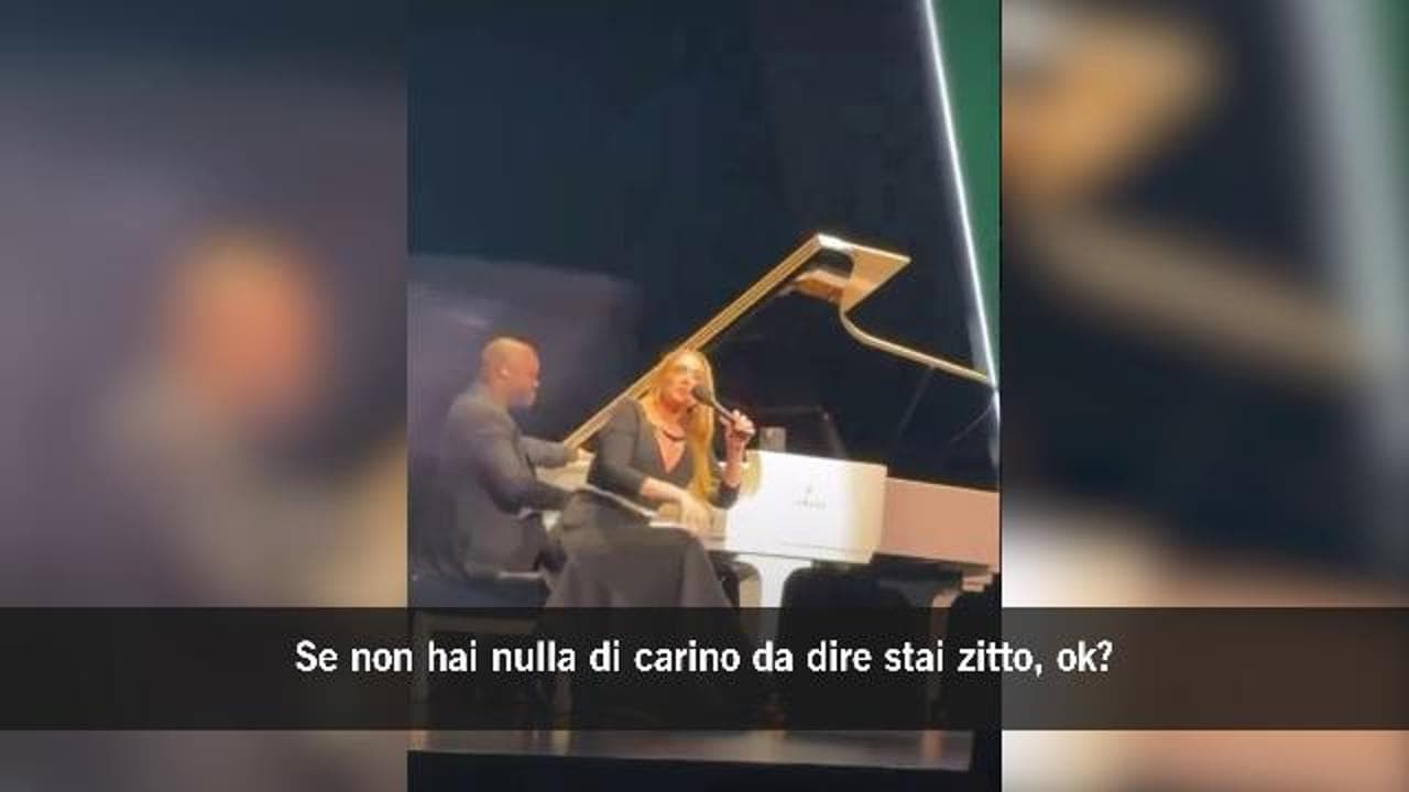 "Il Pride fa schifo?": Adele rimprovera uno spettatore durante il suo concerto