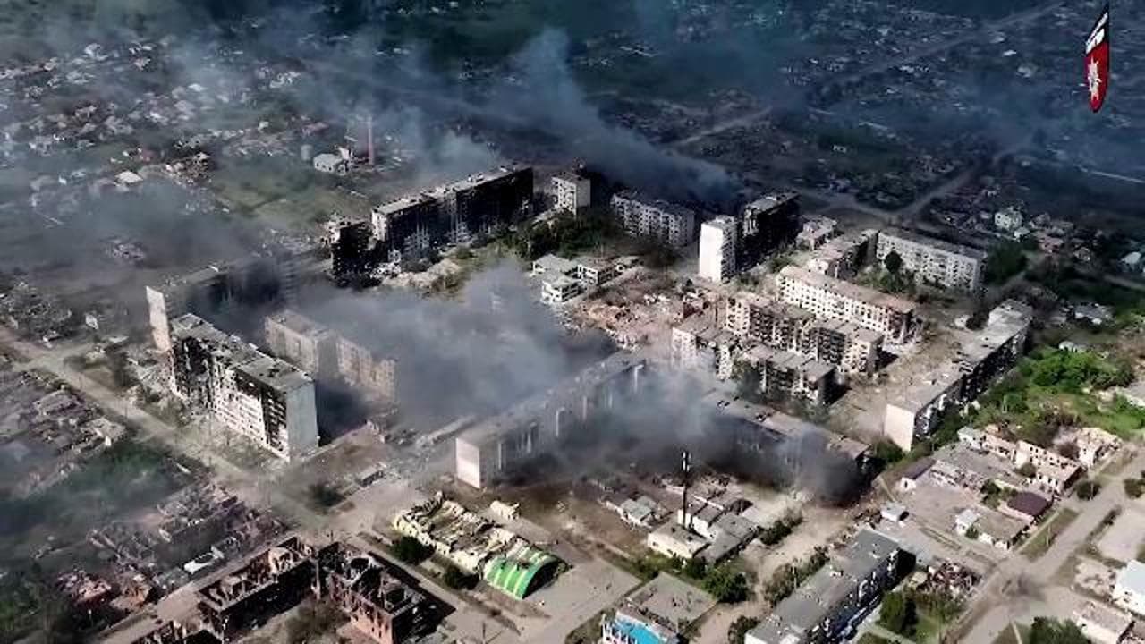 Ucraina, le immagini impressionanti della città di confine Vovchansk rasa al suolo dai russi