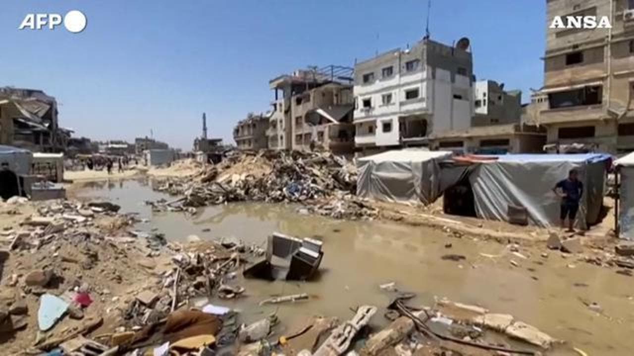 Gaza, gli sfollati di Khan Yunis tra le macerie e l'acqua di fogna che ha allagato la tendopoli