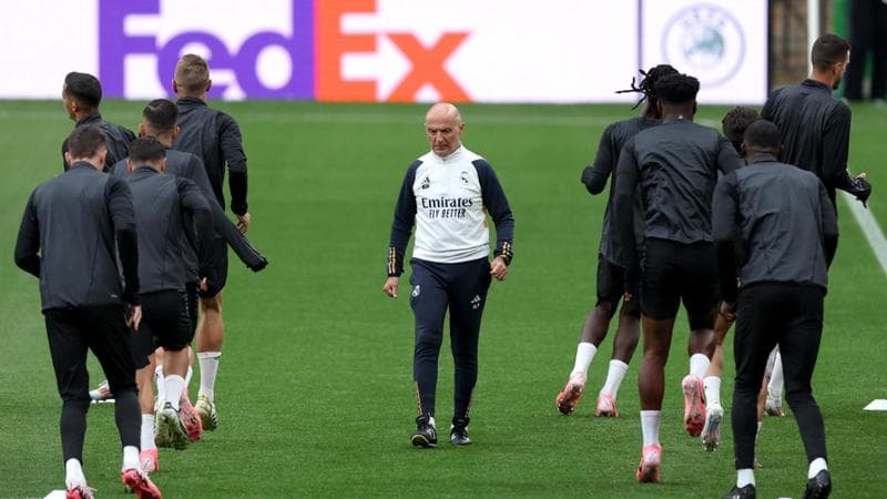 Antonio Pintus tra i giocatori del Real Madrid
