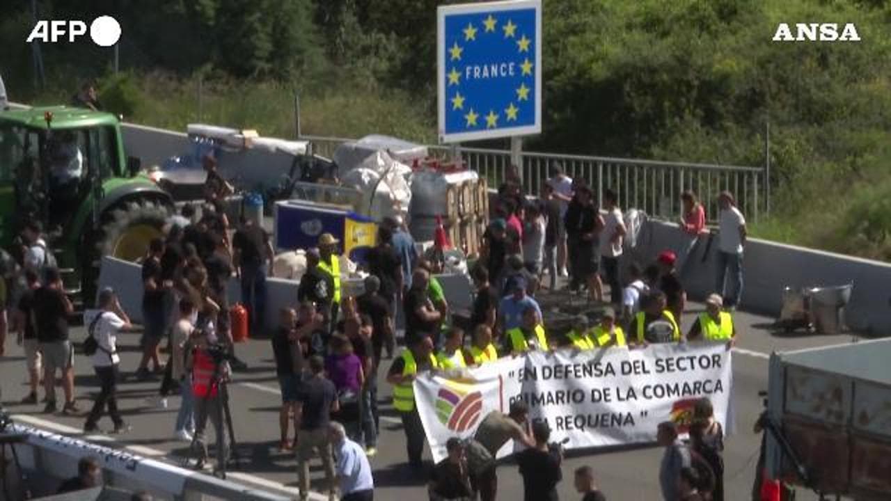 Torna la protesta dei trattori: bloccata la frontiera tra Spagna e Francia
