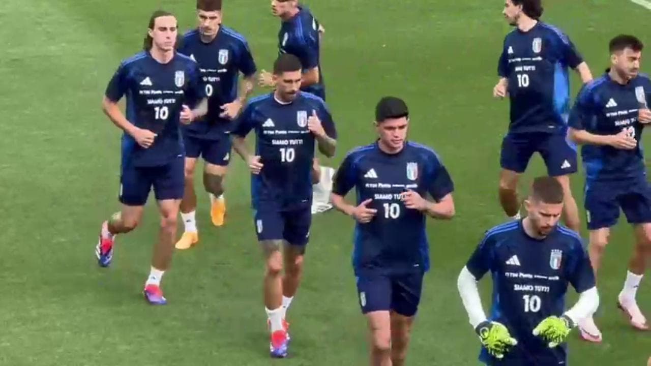 Italia, nel giorno della visita dei campionissimi i giocatori indossano la maglietta "Siamo tutti numeri 10"