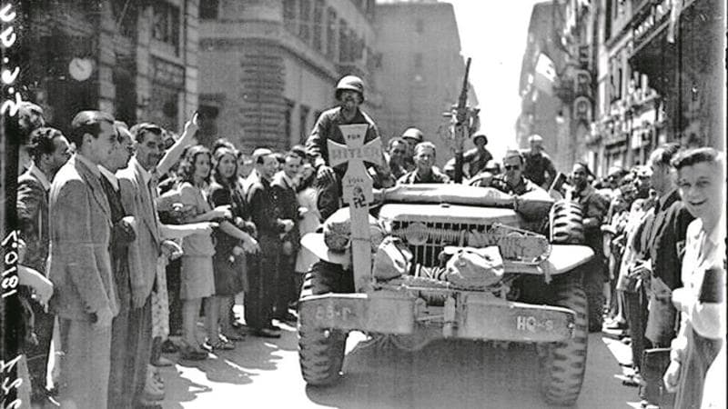 Le truppe americane attraversano via del Corso, Roma 1944 (Umberto Cicconi)