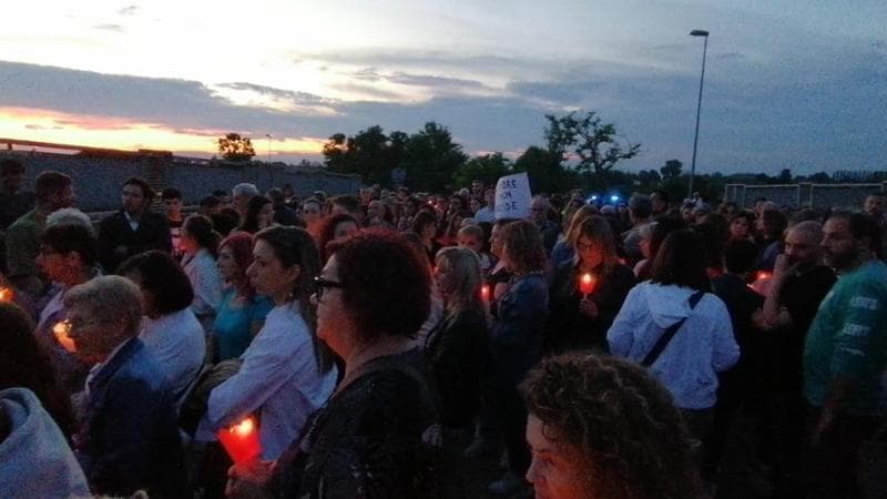 Gino Cecchettin alla fiaccolata per Giada Zanola: l’incontro con il padre prima del corteo a Vigonza