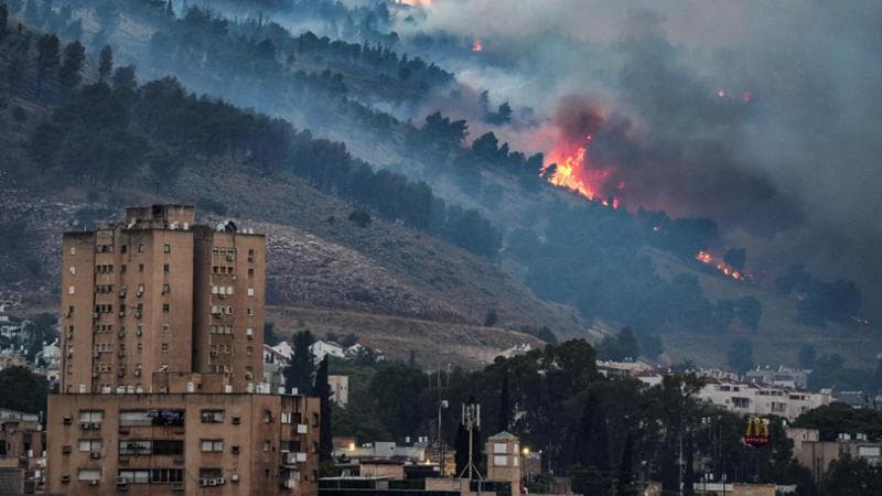 I razzi di Hezbollah incendiano l'Alta Galilea. La rabbia di chi è rimasto: “Netanyahu pensa solo a Gaza ma dovrebbe invadere il Libano”