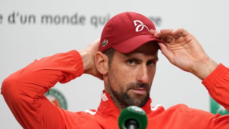 Djokovic e l’infortunio al ginocchio, oggi il test per capire se giocherà i quarti al Roland Garros
