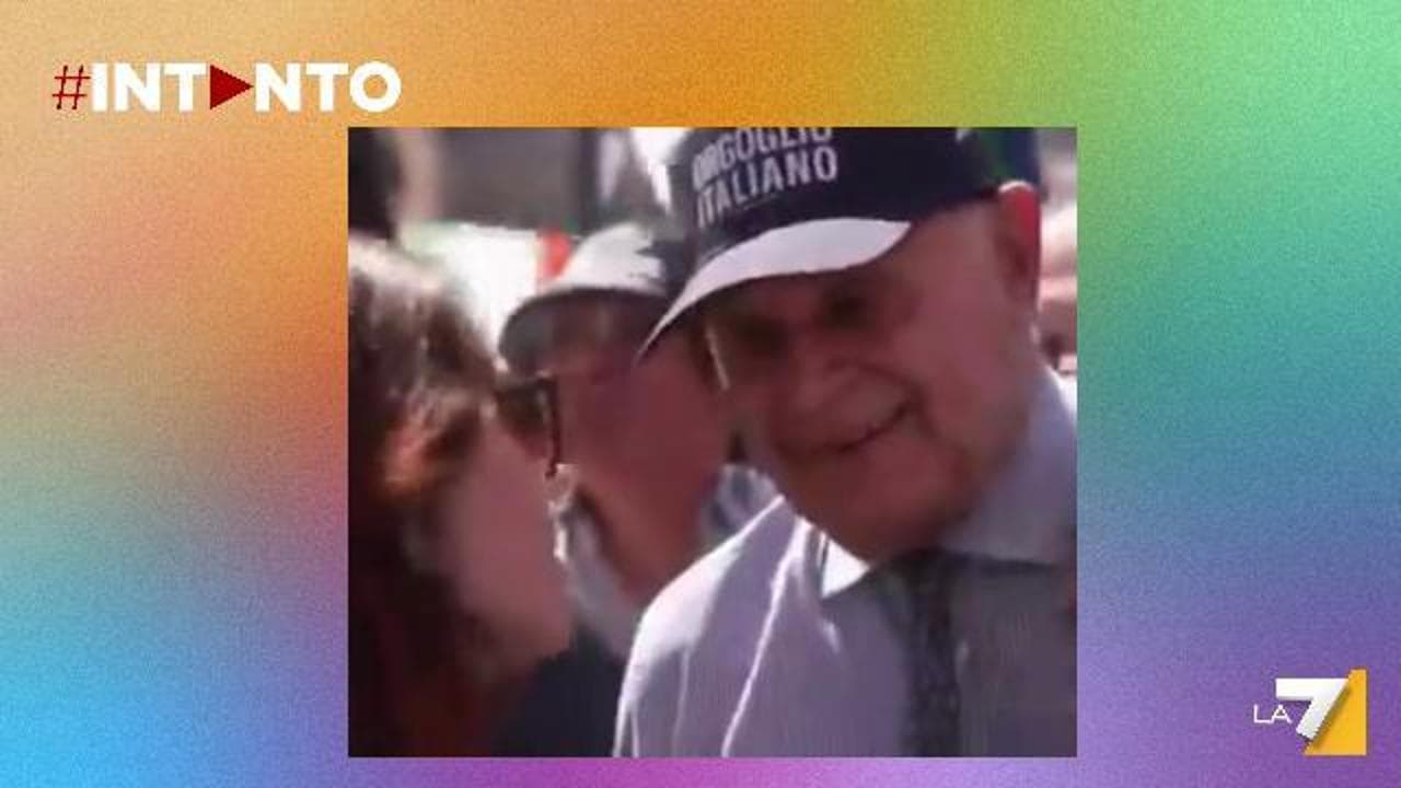 Roma, la richiesta del ministro Nordio alla giornalista durante il comizio: "Vorrei uno spritz, me lo può portare?"