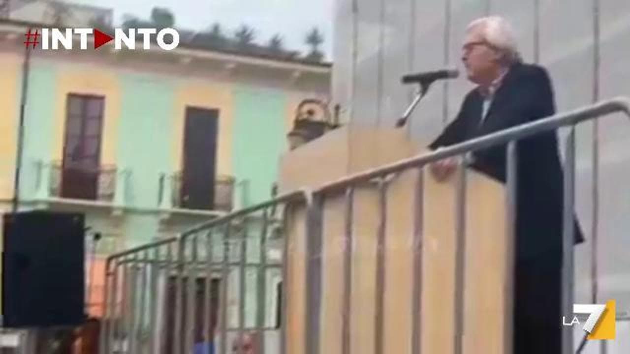 Il surreale comizio di Sgarbi a Sulmona: piazza deserta e un contestatore
