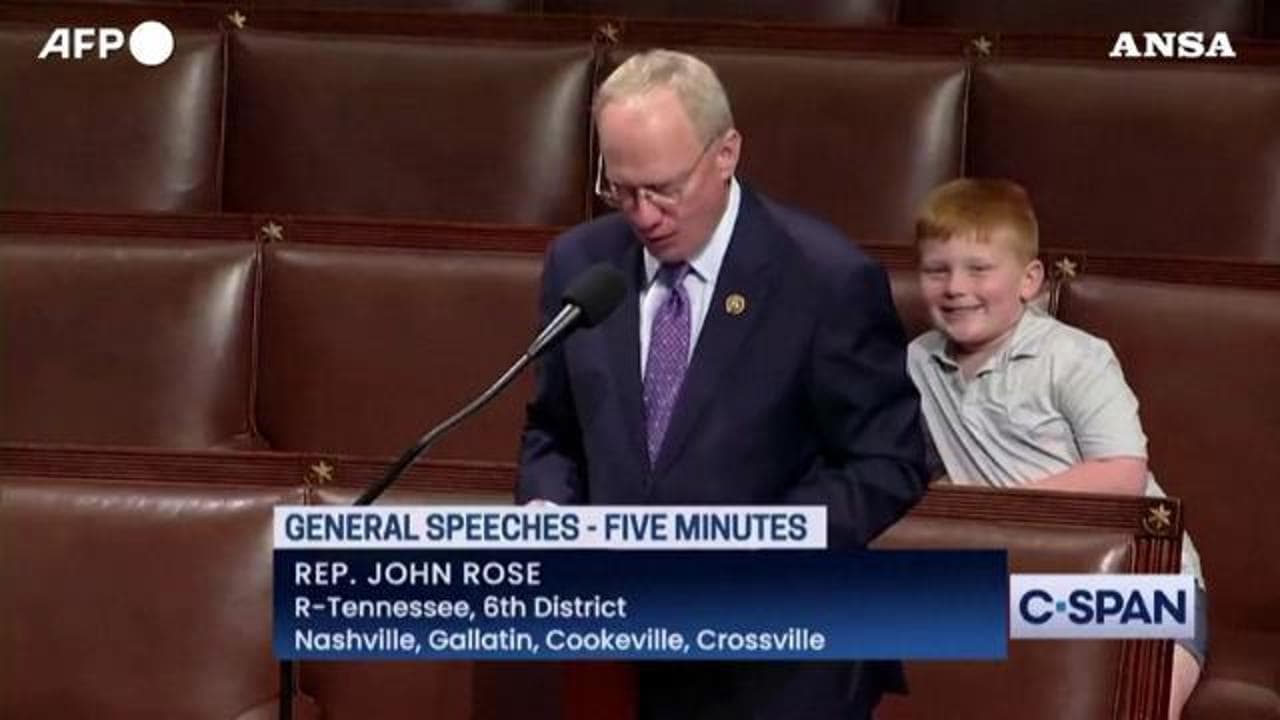 Usa, il politico parla alla Camera della condanna di Trump: suo figlio gli ruba la scena con smorfie e boccacce