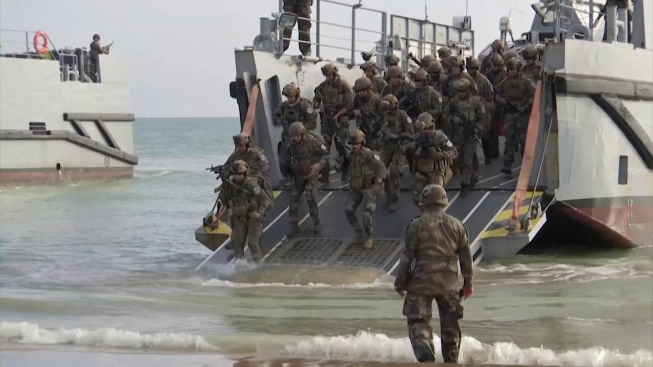 Normandia, i militari francesi rievocano lo sbarco a Omaha Beach: "Immaginare cosa provassero quei soldati 80 anni fa è stato commovente"
