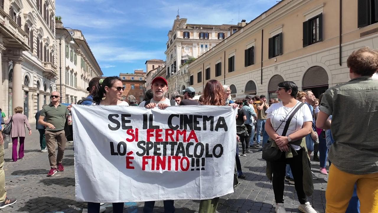 I lavoratori dello spettacolo scendono in piazza: "L'incertezza sul tax credit ferma le produzioni"