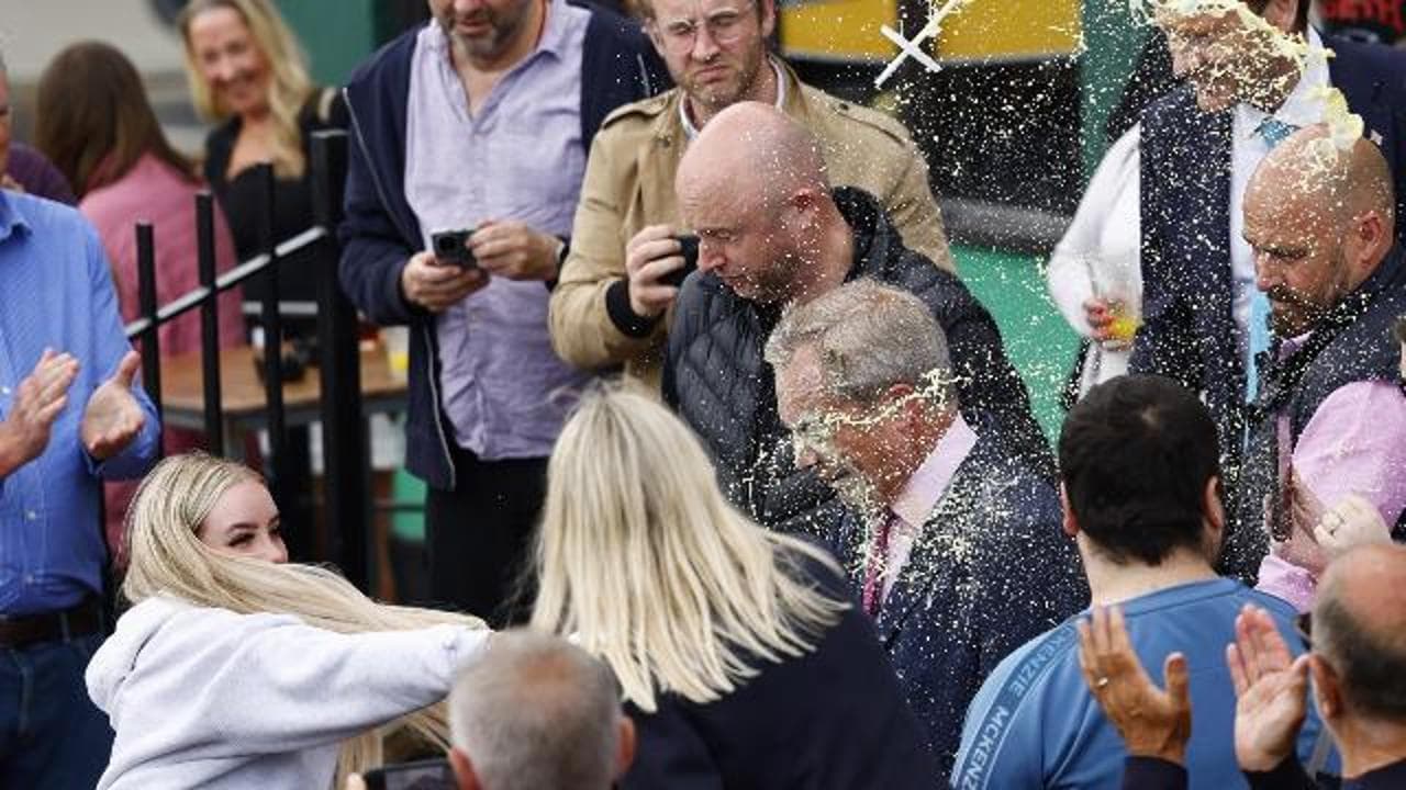 Nigel Farage attaccato con un milkshake durante la campagna elettorale a Clacton