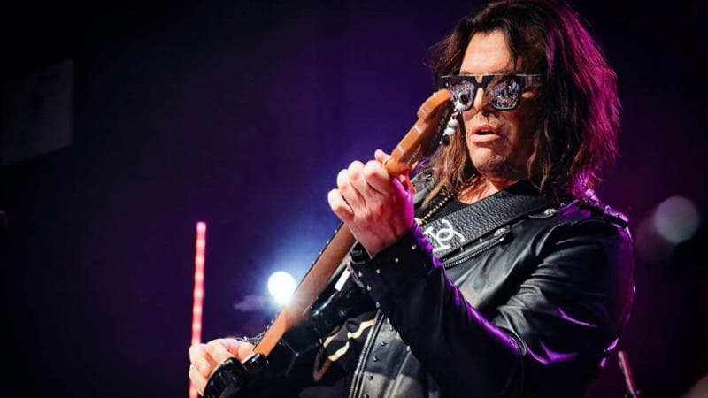 Gianluca Grignani: “Ero incosciente ma Lucio Dalla mi ha insegnato a non aver paura. Vi racconto quella volta nel camerino con Pino Daniele. Il mio obiettivo? Proteggere i miei figli”