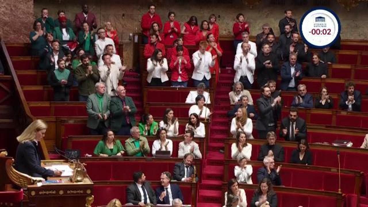 Francia, deputati di estrema sinistra abbigliati come la bandiera palestinese. Caos e proteste nell'assemblea