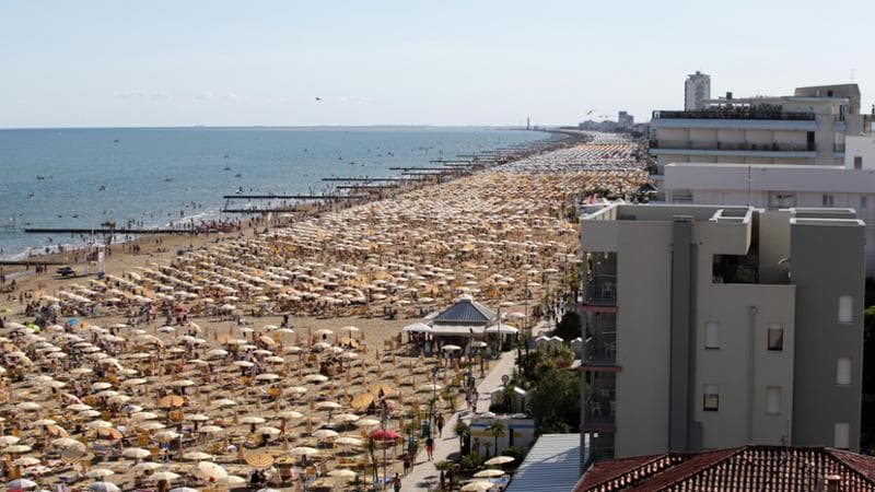 Spiagge, lo strano caso di Jesolo. Concessioni regolate da una legge regionale. Il conto lo pagano i turisti